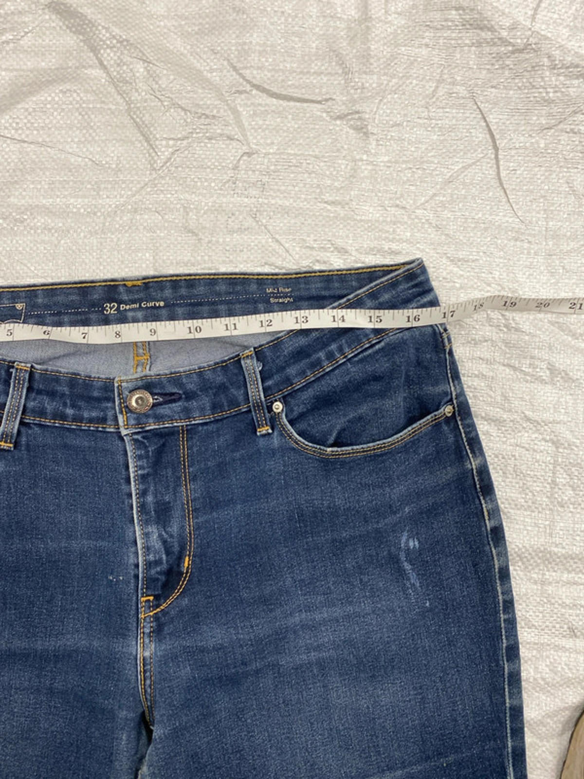 Levi’s Strauss Demi curve mid rise straight leg 32