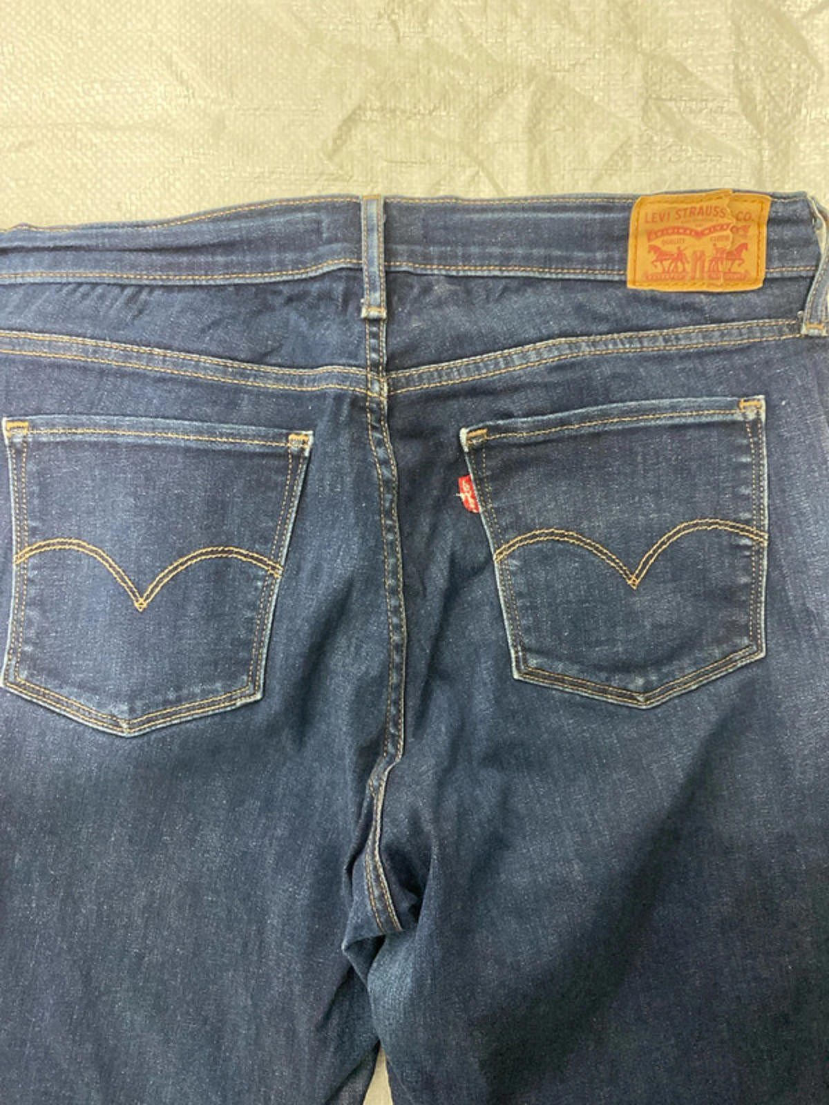 Levis Strauss shaping straight jeans 32