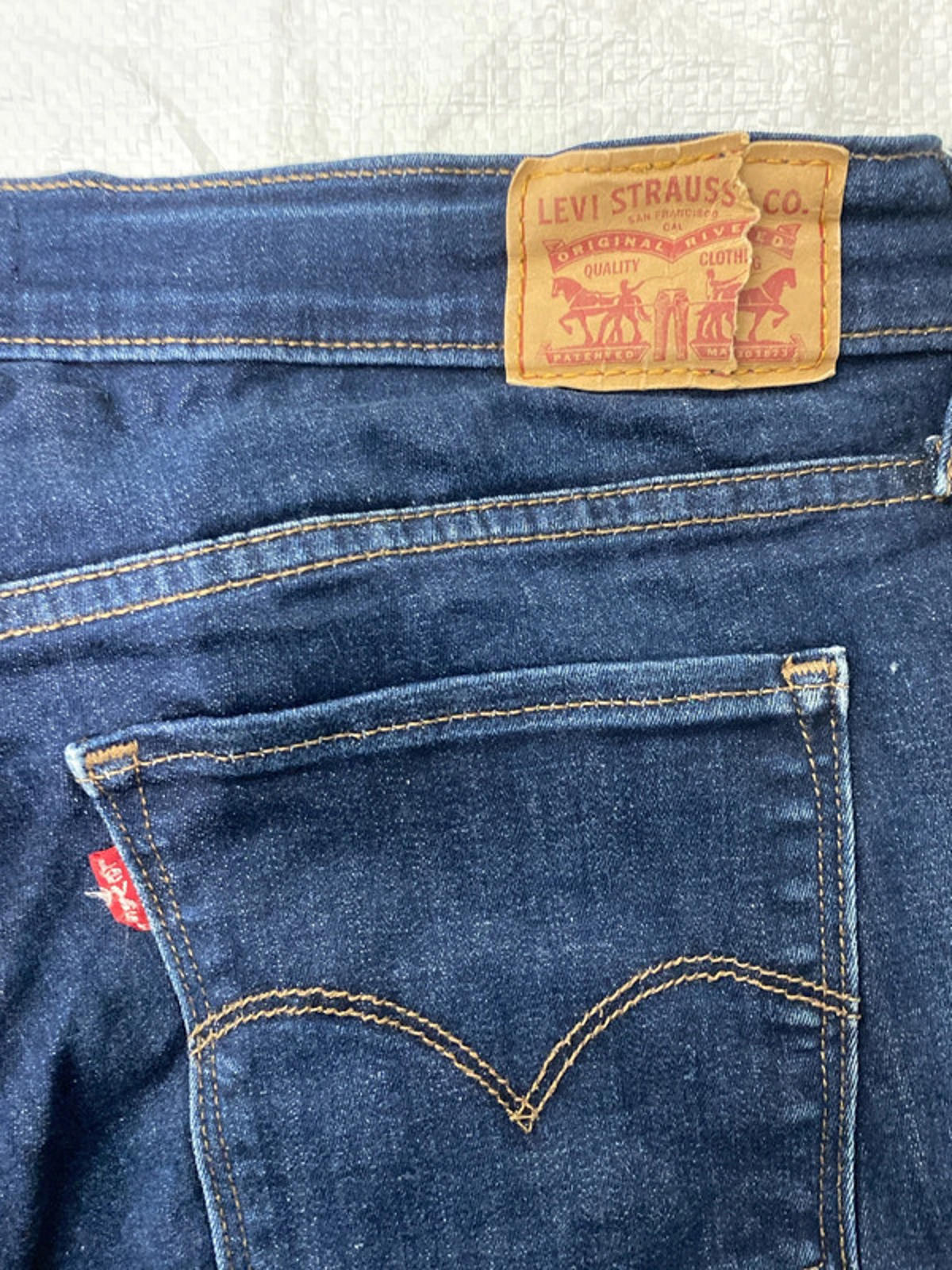 Levis Strauss shaping straight jeans 32