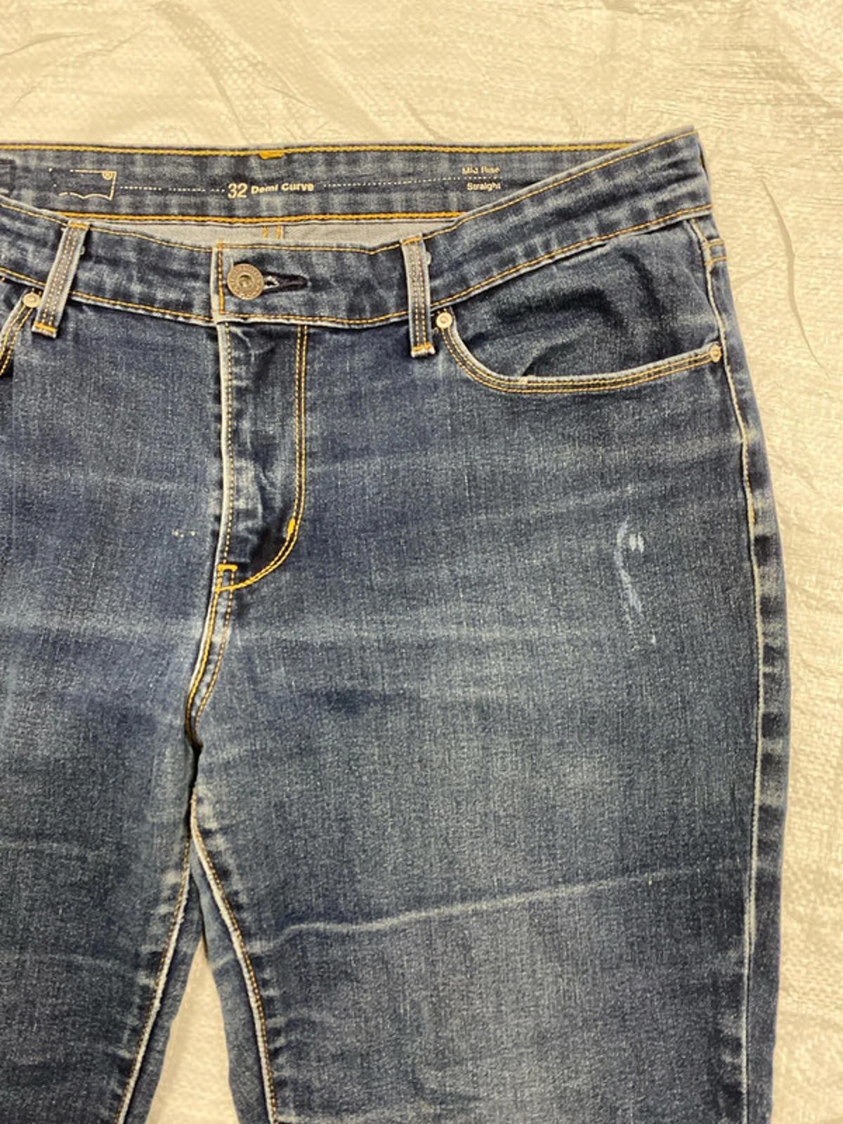 Levi’s Strauss Demi curve mid rise straight leg 32