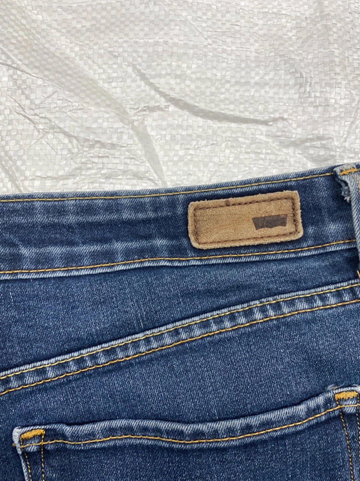 Levi’s Strauss Demi curve mid rise straight leg 32