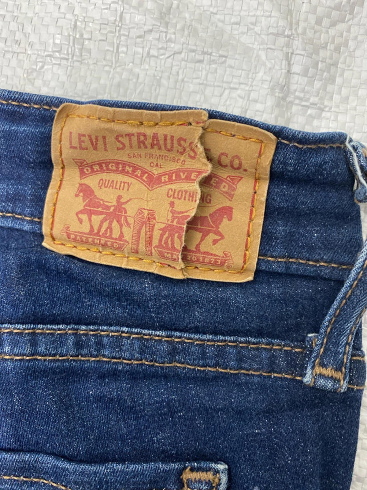 Levis Strauss shaping straight jeans 32