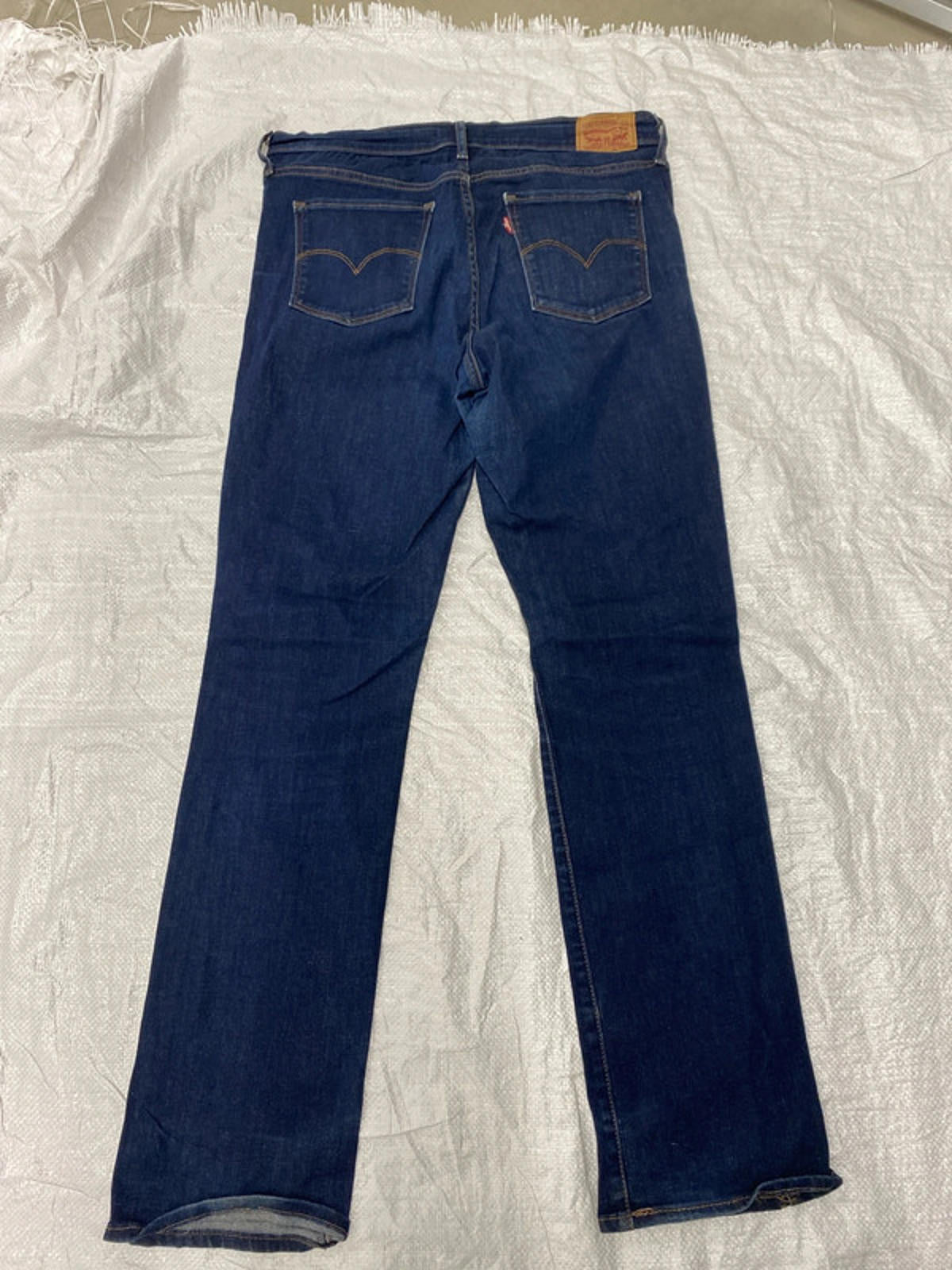 Levis Strauss shaping straight jeans 32