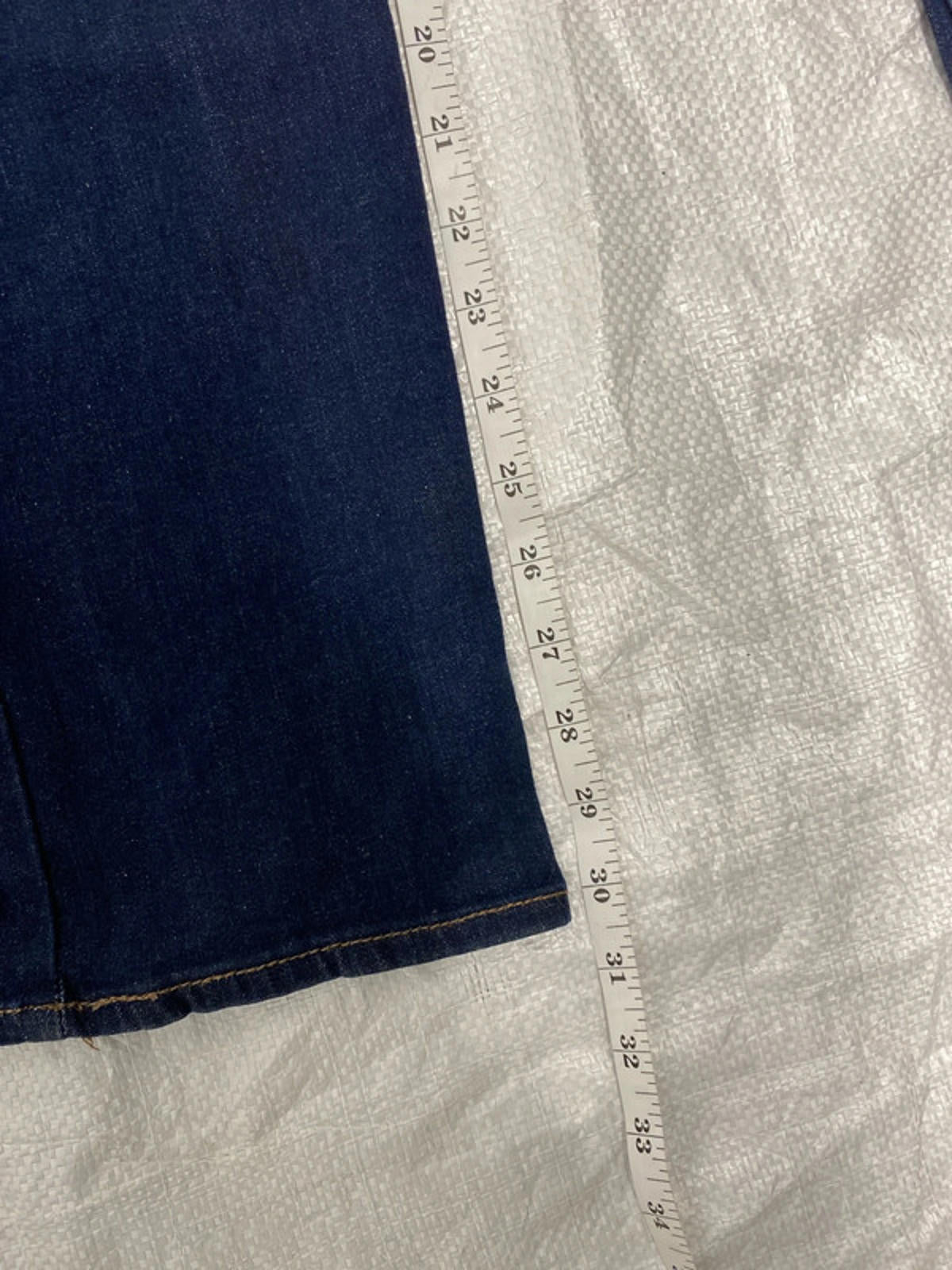 Levis Strauss shaping straight jeans 32