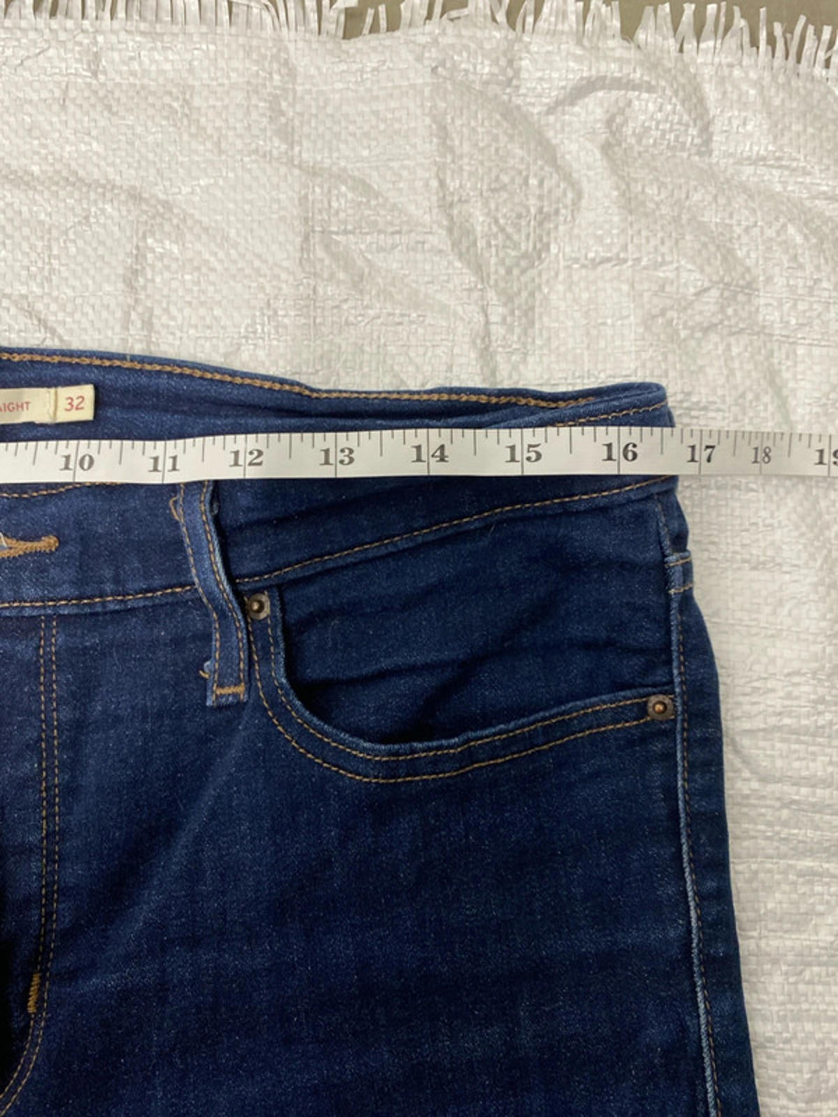 Levis Strauss shaping straight jeans 32