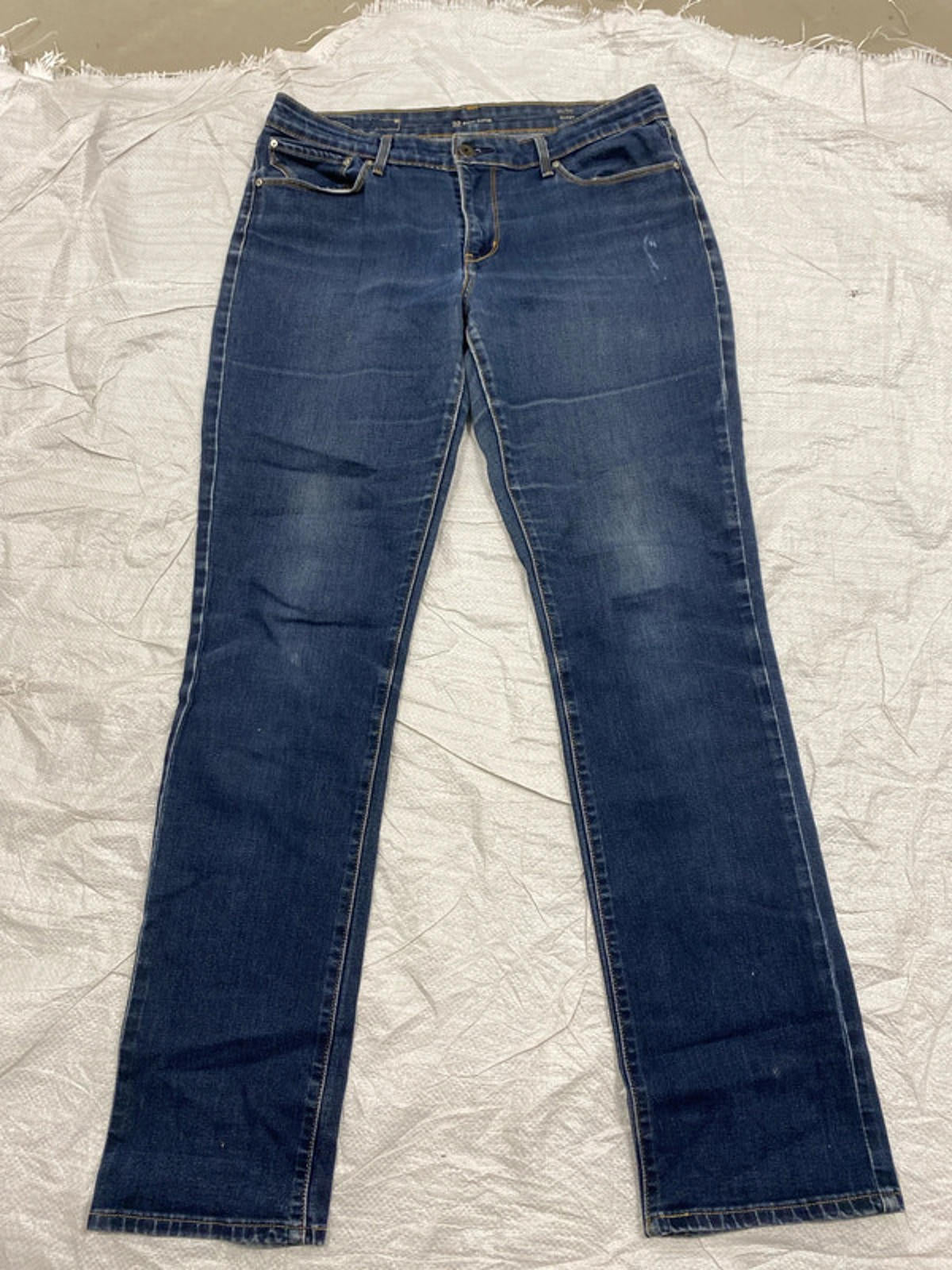 Levi’s Strauss Demi curve mid rise straight leg 32
