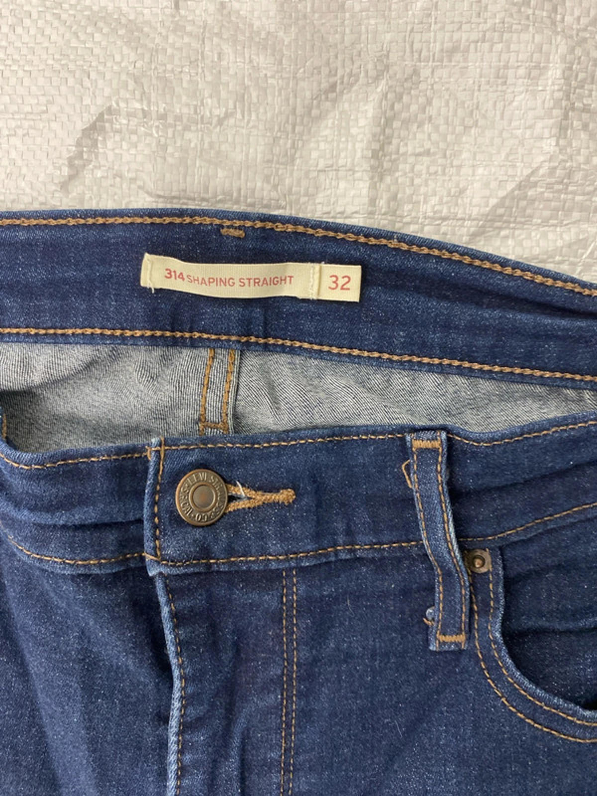 Levis Strauss shaping straight jeans 32
