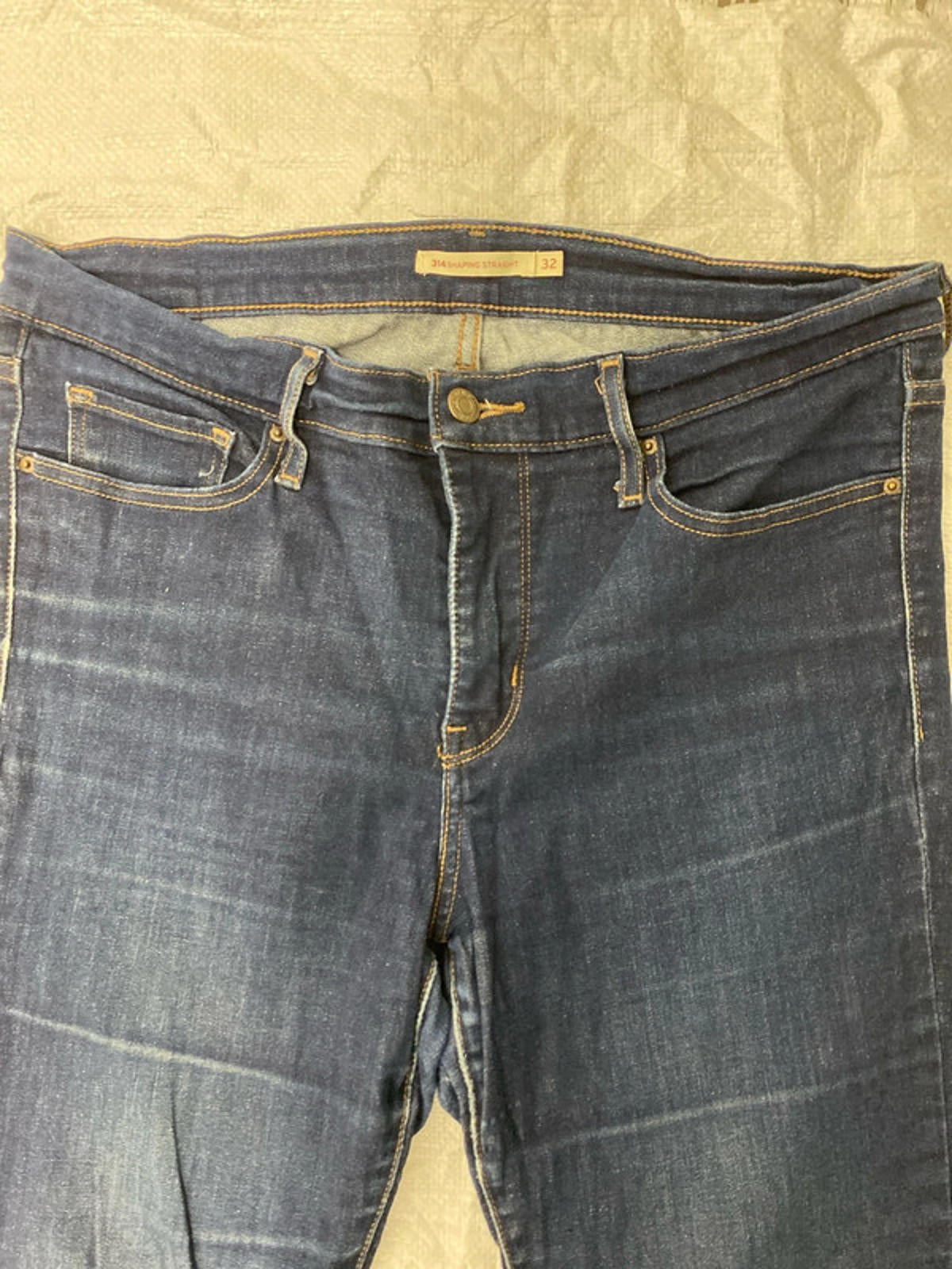 Levis Strauss shaping straight jeans 32