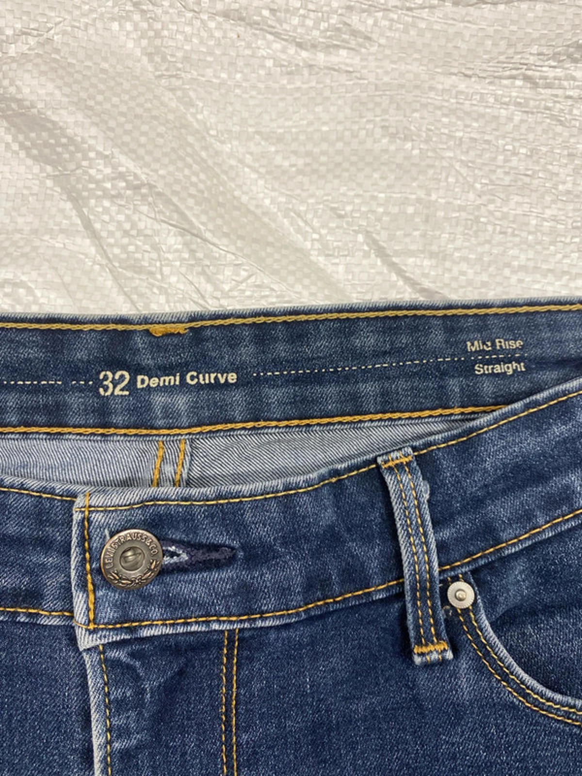 Levi’s Strauss Demi curve mid rise straight leg 32